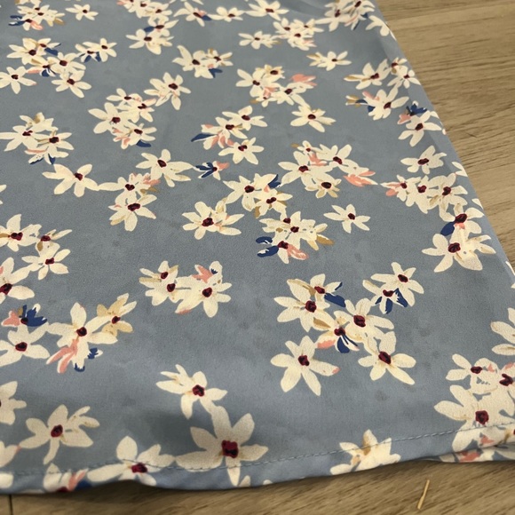 Sienna sky floral blouse front and back v detail - Picture 2 of 4